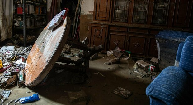 Alluvione Emilia-Romagna, il barbiere allettato al piano terra: la moglie 80enne ha provato a spostarlo ma non ci è riuscita. Morto annegato