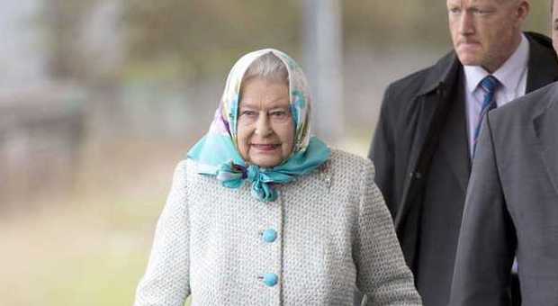 La Regina in treno: Elisabetta parte per le vacanze di Natale alla residenza di Sandrigham House