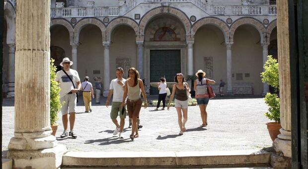 Turisti al Duomo di Salerno (foto di repertorio)