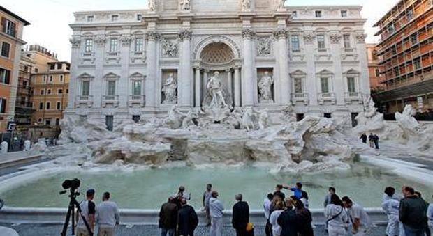 Roma, turista tedesca fa il bagno nella fontana di Trevi: multa da 450 euro