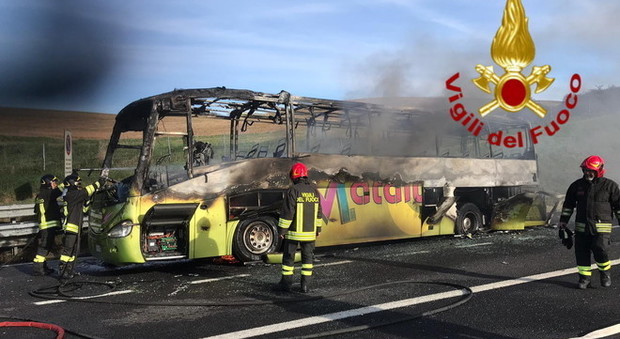 Bus si incendia sull'A1, la mamma di uno studente: «Gli pneumatici erano usurati»