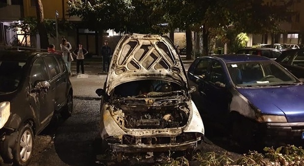 San Benedetto, auto distrutta dal fuoco: sull'incendio l'ombra del piromane