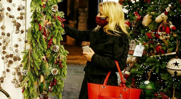 Roma, «basta pacchi di Natale». Rifiuti, idea del Campidoglio: incartate meno regali