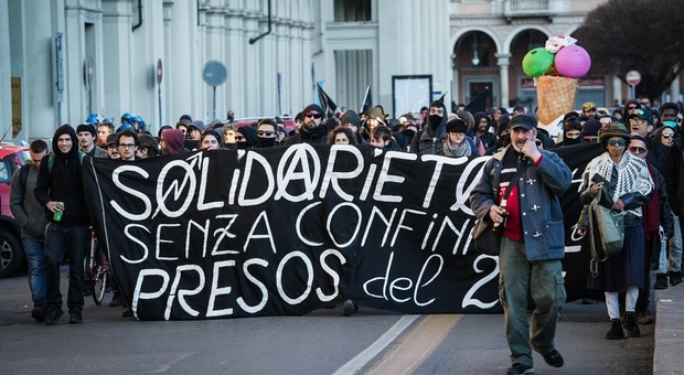 Torino, tensione durante un corteo anarchico: fermati tre squatter