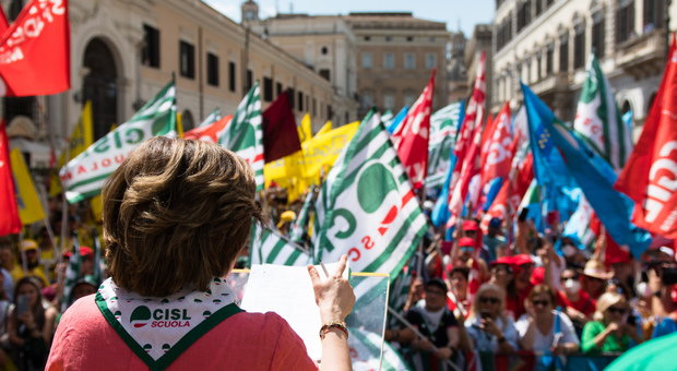 Sciopero della scuola, manifestazioni e sit-in di prof in tutta Italia. Centinaia di pullman a Roma. Corteo in piazza Santi Apostoli
