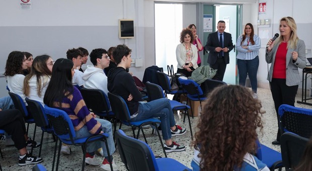 Gli studenti del liceo scientifico Mercalli con lo staff di Accenture Giovanna De Falco