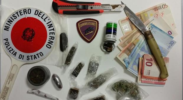 La droga e gli altri oggetti e soldi sequestrati dalla polizia