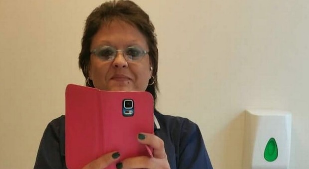 Infermiera accusata di aver scattato un selfie hot vicino al paziente moribondo: licenziata