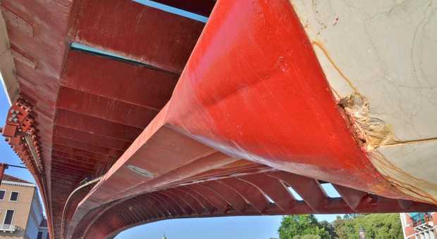 Ponte di Calatrava, nuovo allarme: «Crepe sulla struttura»