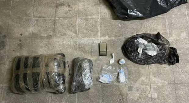 A spasso con mezzo chilo di cocaina: arrestati in due