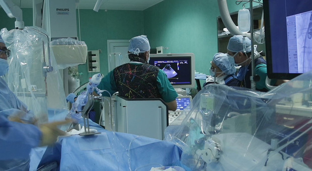 Tumore all'intestino, intervento di 20 ore a Treviso: salvato un 36enne, per i medici era «senza futuro»