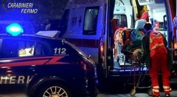 Incidente a Sant'Elpidio a Mare, furgone rubato finisce fuori strada e si schianta contro un albero: morto un 17enne, feriti padre e cugino