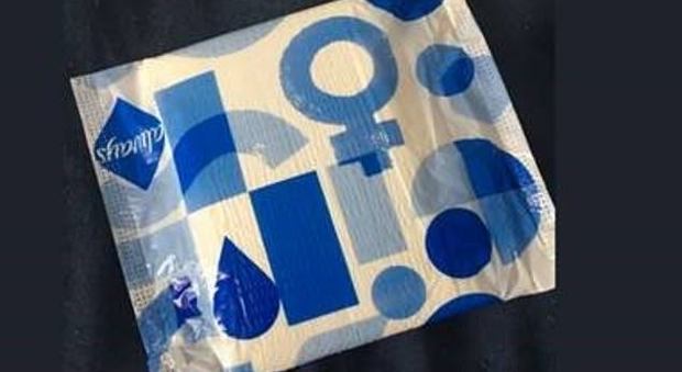 Trans fanno rimuovere il logo femminile dagli assorbenti: «Ci discrimina». E le donne boicottano il marchio
