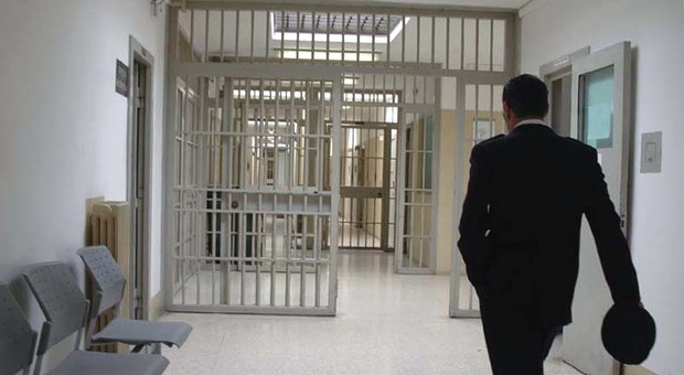 Protesta choc in carcere: detenuto inchioda i genitali allo sgabello