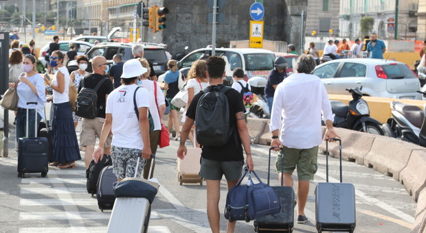 Napoli, boom di turisti al Beverello: caos e disagi agli imbarchi