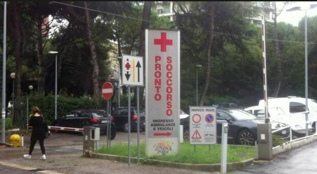 Picchia medici e infermieri al pronto soccorso. Il direttore Guidi: «Notte di inferno». Oggi sit-in di protesta per la sicurezza in tutta Italia