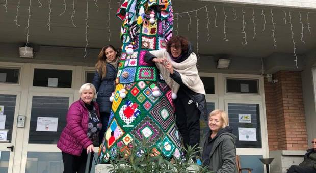 Terni, in campo la solidarietà di centinaia di donne per l'albero di Natale a quadrotti messo a Oncologia