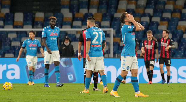 Napoli, ancora una sconfitta in casa: 3-1 Milan con Ibra, la vetta è lontana