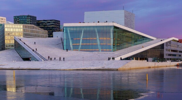 Architetture audaci e design nordico, la “nuova” Oslo da vedere, da fare e da mangiare: le cose da non perdere