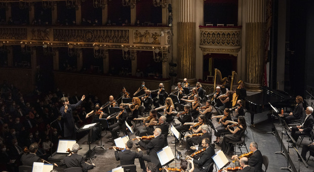 Teatro San Carlo, Juraj Val dirige l'Orchestra: la stagione dei concerti si apre sulle note di Wagner