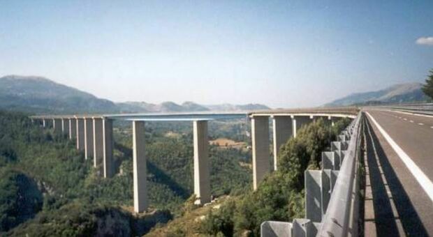 Ragazzo si getta dal 'ponte dei suicidi' e muore a 32 anni: tragedia nell'aquilano