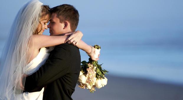 Sposare una donna intelligente allunga la vita, lo studio: "Ecco che succede nell'uomo"