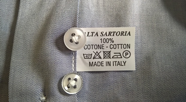 La camicia venduta come di alta sartoria italiana ma prodotta interamente in Ungheria