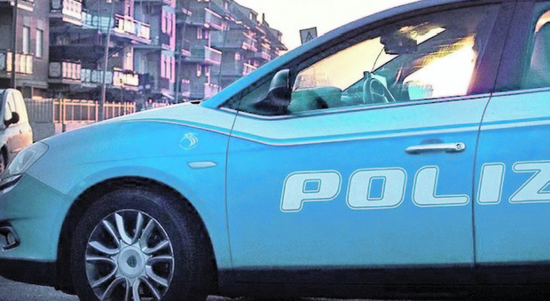 Roma, finti poliziotti rapinavano i passanti: incastrati da una “600” celeste