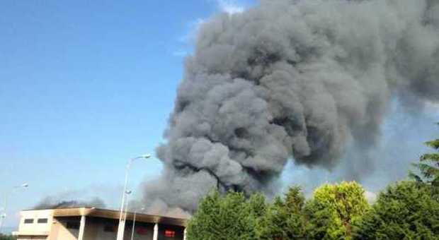 Scoppiato un vasto incendio a Carinaro nell'area industriale