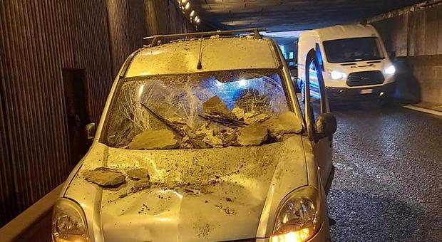 Bomba d'acqua su Napoli, piovono calcinacci nel sottopasso di Fuorigrotta: automobile colpita