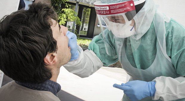 Operatore sanitario effettta tampone per la ricerca del coronavirus