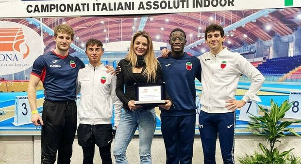 Maria Chiara Milardi con alcuni atleti rossoblù premiati per lo scudetto vinto (foto di Fidal Grana/Fidal)