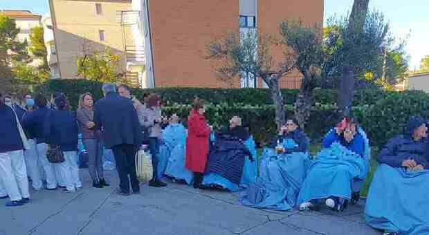 Ancona, evacuata la casa di cura Villa Igea: pazienti in strada con le coperte. Verifiche in corso