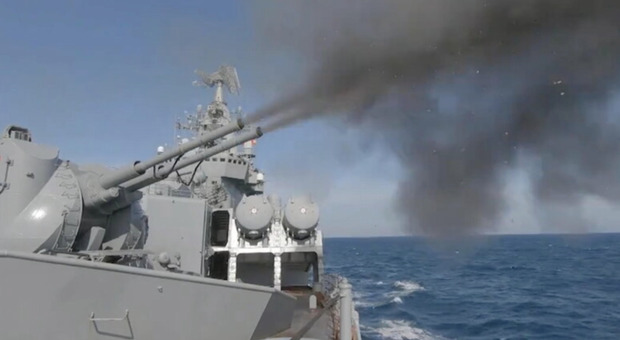 Nato, l'accordo per la marina Ucraina: dalle navi cacciamine (per "sminare" il Mar Nero) ai progressi in mare di Kiev