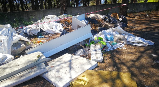 Il Vesuvio come una pattumiera: tonnellate di rifiuti abbandonati, vergogna senza fine