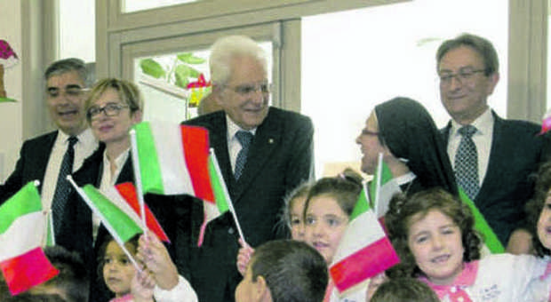 Il presidente Mattarella a Onna travolto dall'entusiasmo dei bambini