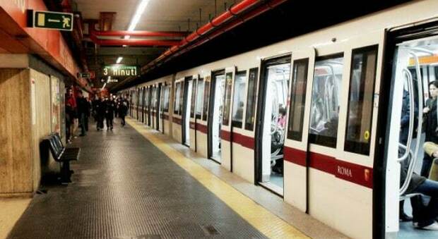 Roma, ragazza tenta il suicidio alla Metro San Giovanni: il treno le passa sopra, è indenne