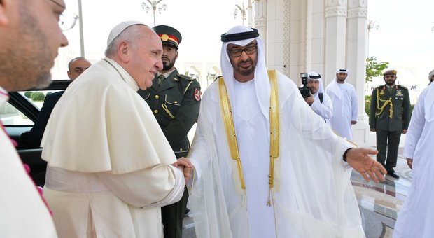 Papa Francesco difende il documento sull'Islam, aiuta a evitare lo scontro con i cristiani