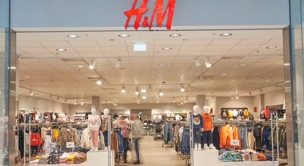 H&M chiude 7 negozi in tutta Italia: ecco i punti vendita che non riapriranno. A rischio 145 lavoratori