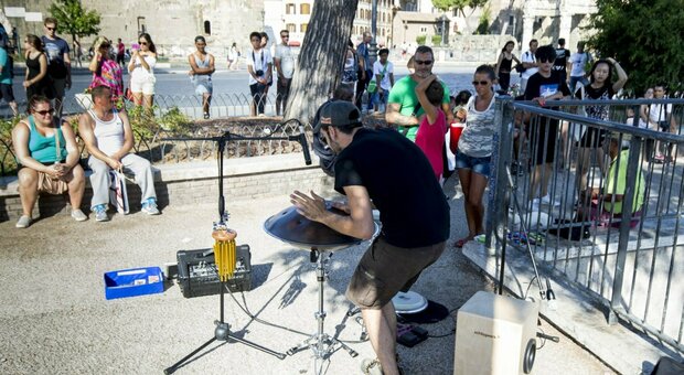 Roma, niente musica dopo le 20 e stop agli altoparlanti: stretta sugli artisti di strada