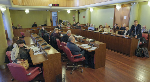 Una foto di archivio del consiglio comunale di Rovigo: si deciderà sul futuro della casa di riposo