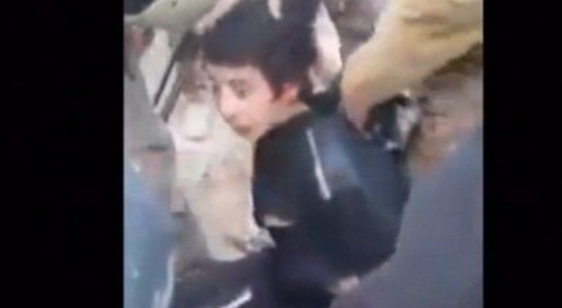 Iraq, oppositori dell'Isis sparano ad un bambino di nove anni: il video diffuso sul web