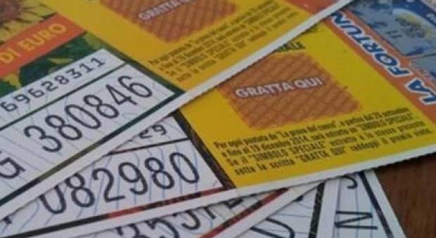 Ritrova un vecchio biglietto della lotteria e scopre di aver vinto un milione di euro