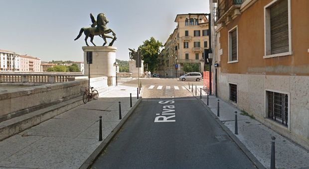 Muore d'infarto in centro a Verona, passanti e turisti si fanno un selfie