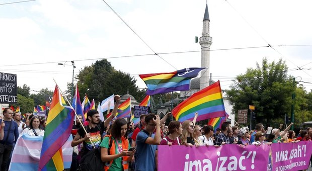 Sarajevo, folla oltre le previsioni e nessun incidente al primo Gay Pride della Bosnia-Erzegovina