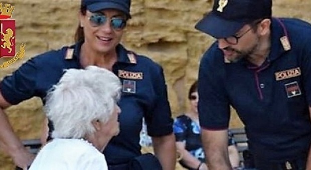 Polizia in soccorso di un'anziana
