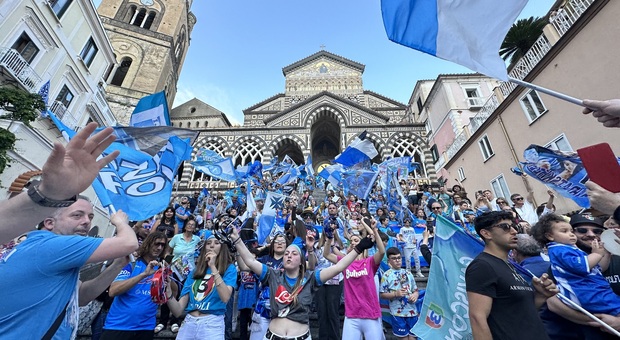 Amalfi in festa per lo scudetto del Napoli, il Duomo si colora di azzurro