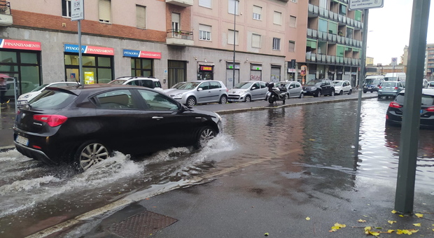 Bomba d'acqua nella notte a Milano: allagamenti e disagi, fiumi sopra il livello d'attenzione Le previsioni