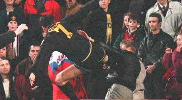 Cantona contro il tifoso del Crystal Palace: il calcio più famoso compie vent'anni