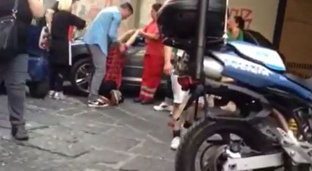 Napoli. Omicidio vicino all'Università, scene di panico in strada, studenti impauriti | Video